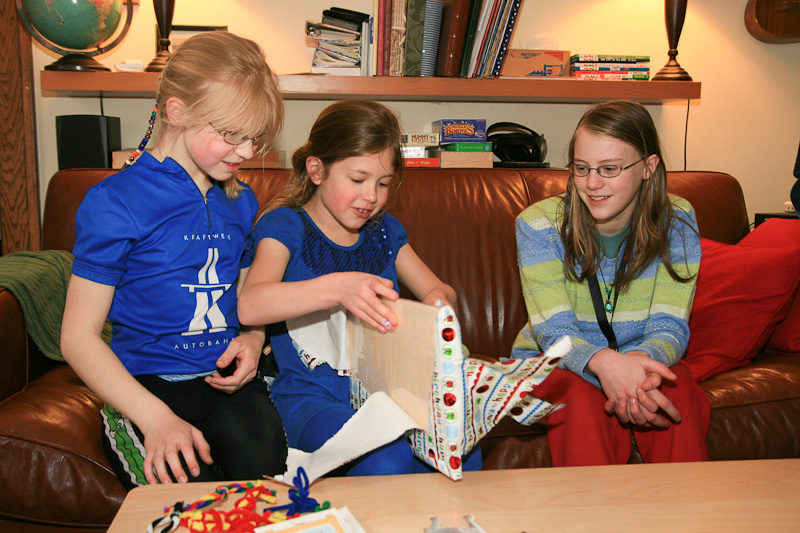 April 04, 2009<nbsp/> @<nbsp/> 13:35<br/><br/>time to tear into the presents