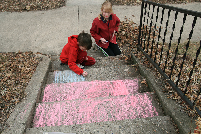 April 04, 2009<nbsp/> @<nbsp/> 15:19<br/><br/>Max and Suzie decorate the front steps