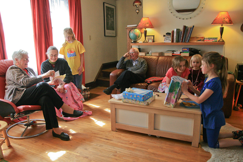 April 05, 2009<nbsp/> @<nbsp/> 14:05<br/><br/>family gathers on Sunday.