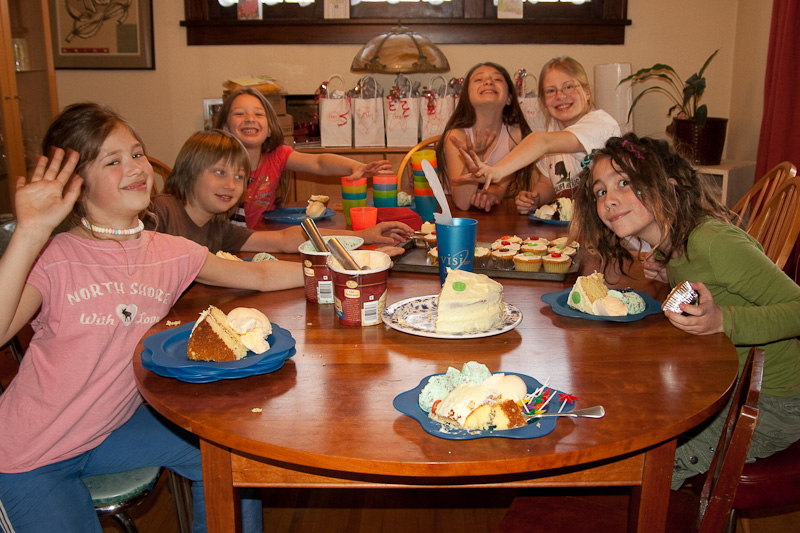 April 10, 2010<nbsp/> @<nbsp/> 14:04<br/><br/>the whole gang: Stella, Grant, Daisy, Billy, Suzie and Abby